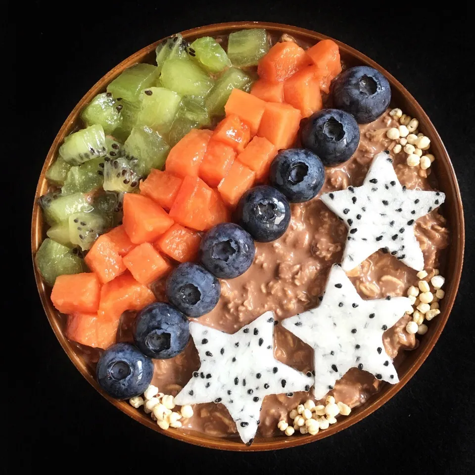 Snapdishの料理写真:Dark chocolate oats with fruits and quinoa pops|coxiella24さん