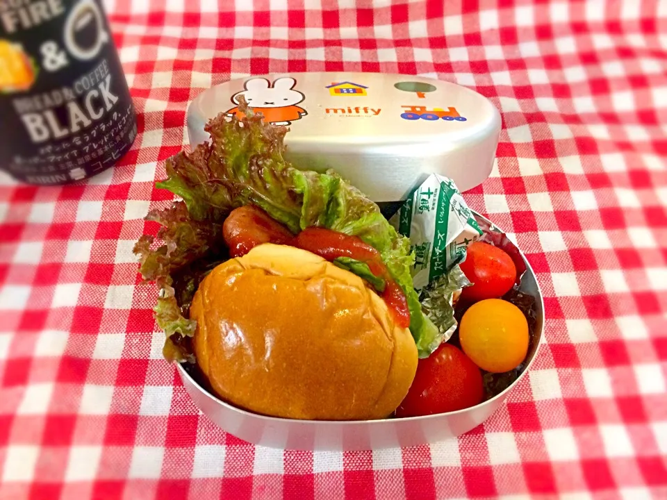 Snapdishの料理写真:2分弁当。ロールパンのホットドッグ風に、カラフルトマトをたっぷり添えて。|mikaさん