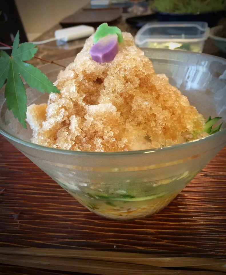 鰹だしの🍧かき氷をぶっかけて🎐冷やしうどん(*˙︶˙*)🎐。かき氷の中から豚肉や山芋.お野菜達と一緒にうどんが登場~~~🍉|💍ごはん🍚さん