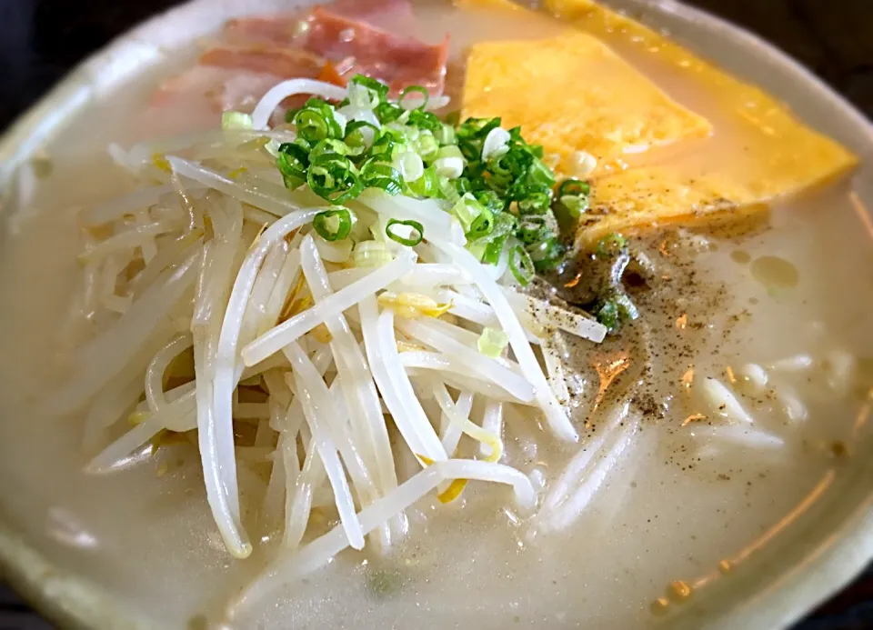 昨日に続きチョット早目のランチは 「もやしタップリ”うまかっちゃん”九州味ラーメン」|muutさん