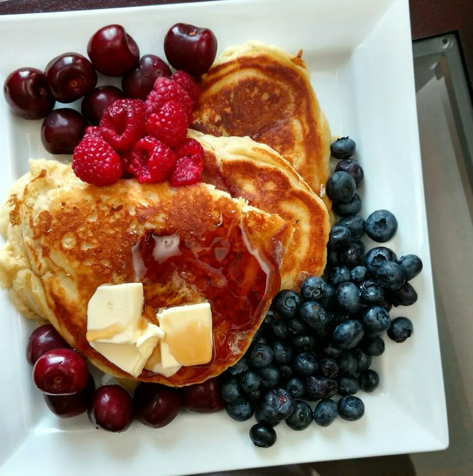 homemade pancake with berries|paulaさん