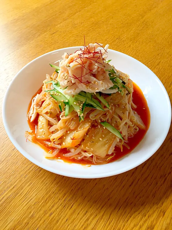 カサ増しモヤシでヘルシー
サラダチキンビビン素麺|まつださんさん