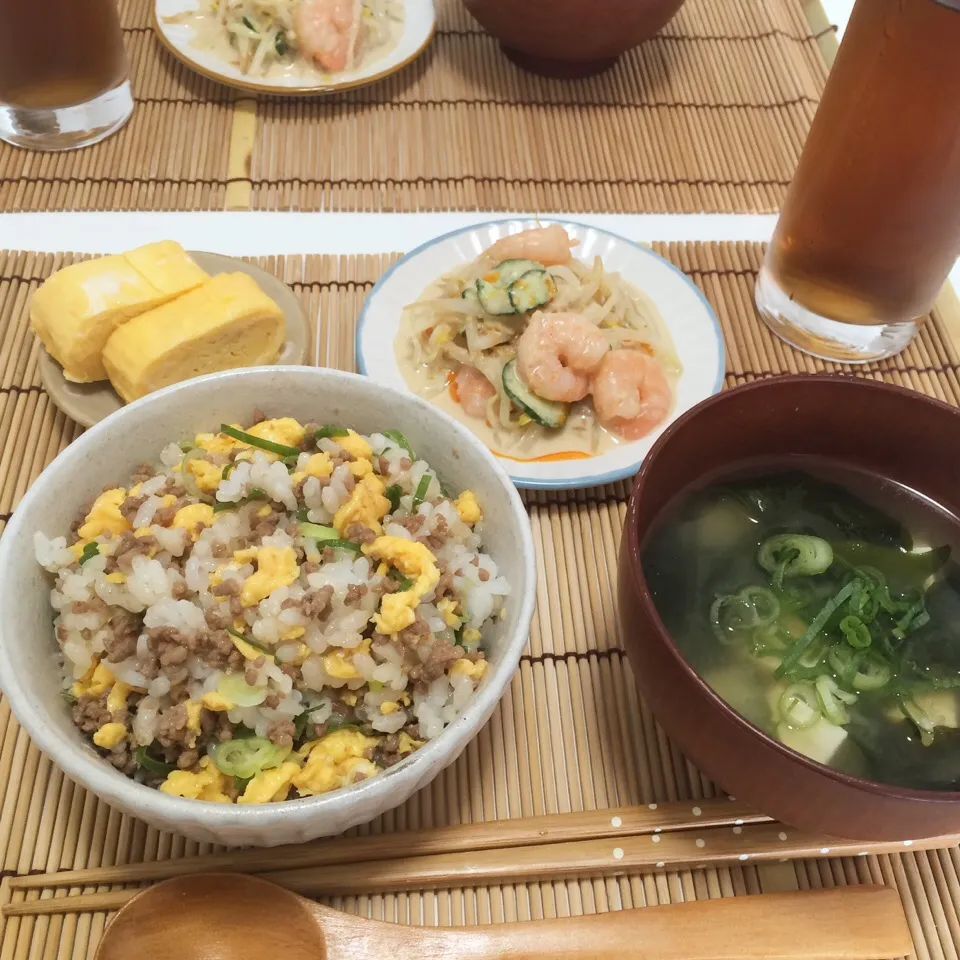 そぼろ混ぜご飯・海老ともやしのサラダ・出し巻き卵・お味噌汁|ゆのさん