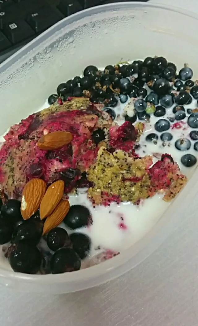 #almond #mugcake #blackberries #banana #yogurt|LucieFoodさん