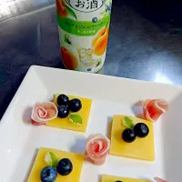 Snapdishの料理写真:毎日  暑いですねぇ～
 
「お疲れ様♥」の  今宵の ひとときに  (∩´｡•ω•)⊃ﾄﾞｿﾞｰ

コンテに 摘みたてブルーベリー・ミントを添えて
花にみたてた生ハムと  フルーツとハーブのお酒