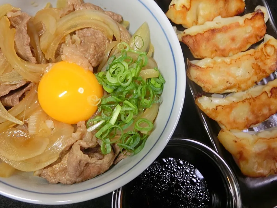 Snapdishの料理写真:つゆだく牛丼  餃子|Hiroshi  Kimuraさん