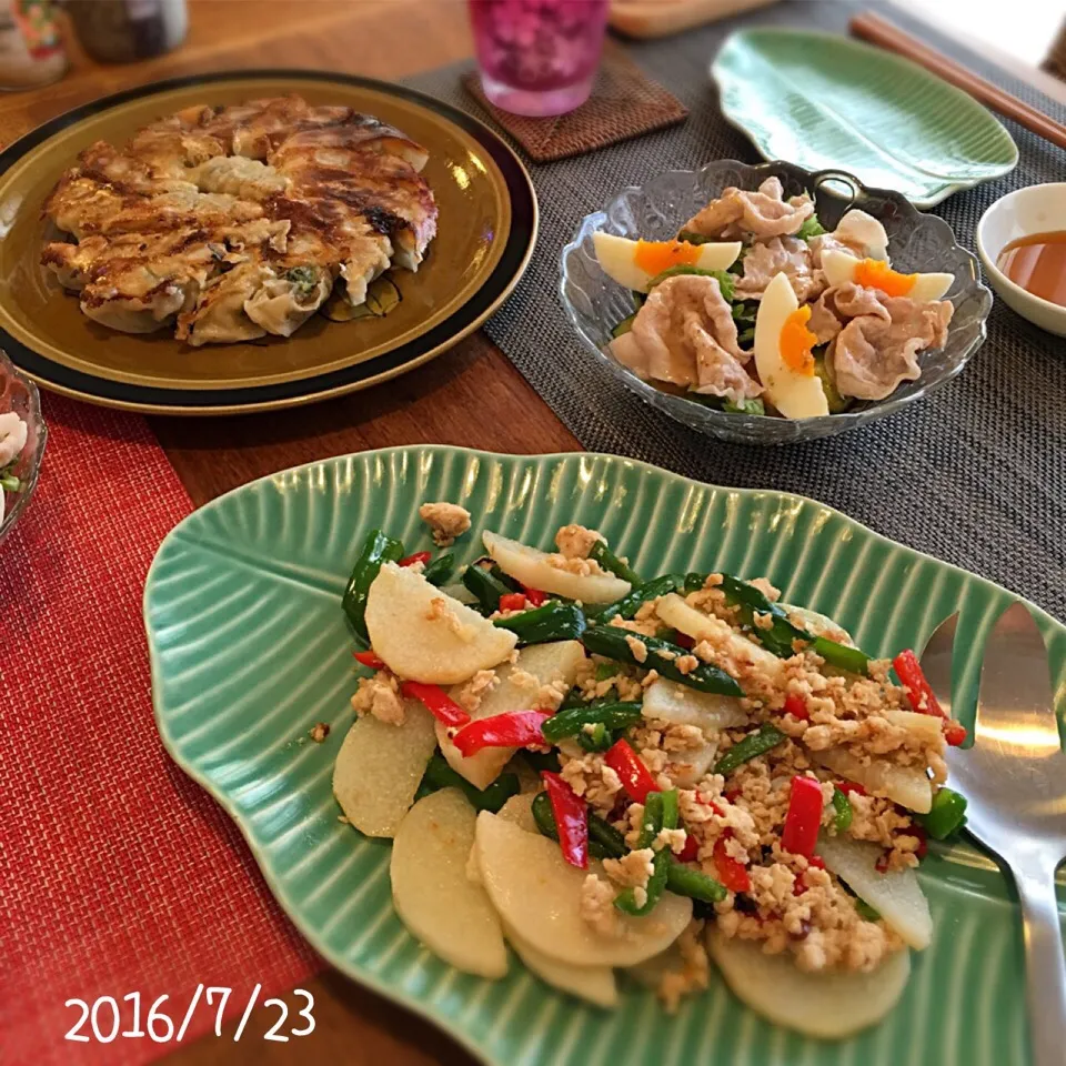 鶏ひき肉と山芋、ピーマンのナンプラー炒め
冷しゃぶサラダ
焼き餃子|𓇼 Ⓢ Ⓗ Ⓘ Ⓝ Ⓞ Ⓑ Ⓤ 𓇼さん