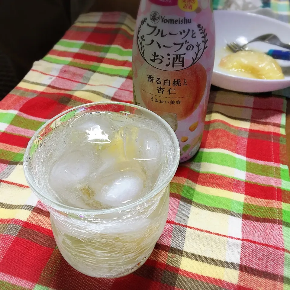 いただきた桃を入れて、フルーツとハーブのお酒いただきます♡|renharuruさん