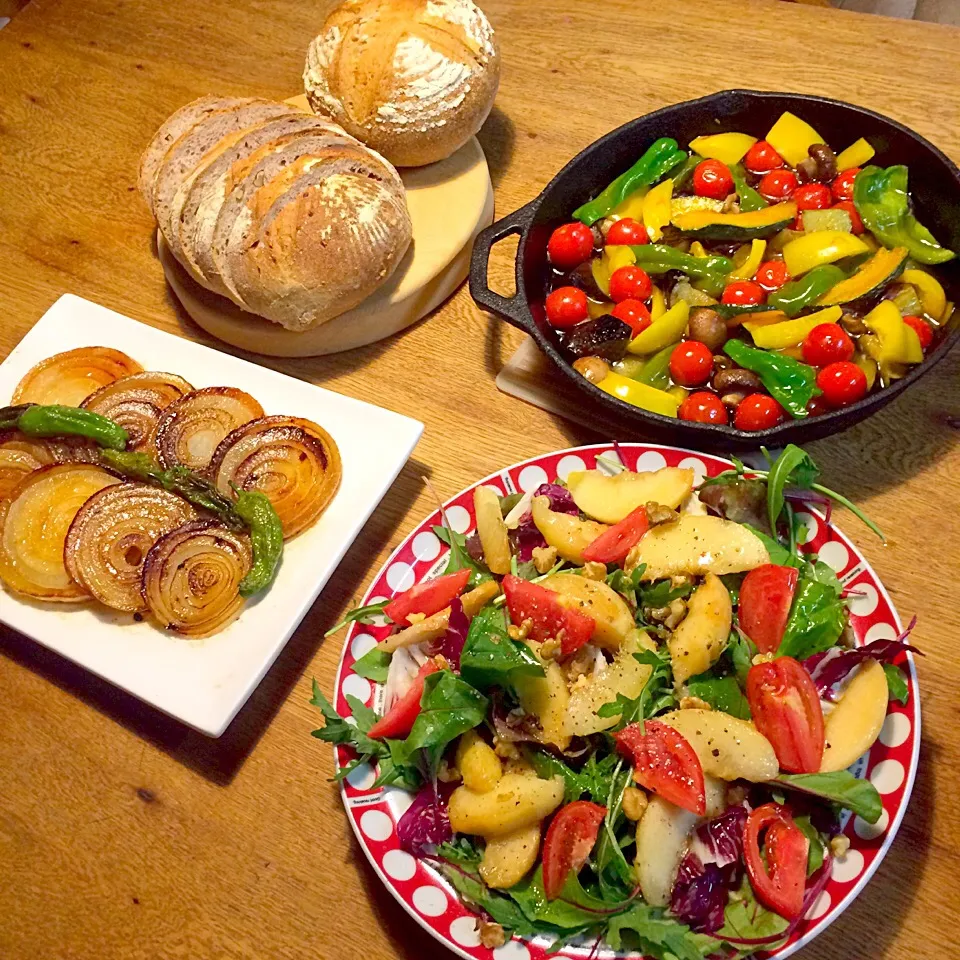 vegan夕食
桃とベビーリーフのサラダ
夏野菜のアヒージョ
玉ねぎステーキ
胡桃と全粒粉のカンパーニュ|makiko_aさん