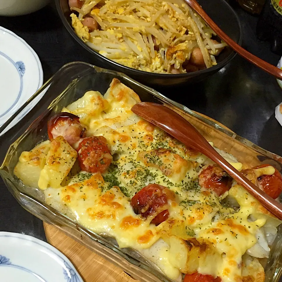 今日の晩ご飯は、真たらとじゃがいもとミニトマトのマヨチーズ焼き、ウインナーともやしのコンソメたまご炒め、大葉味噌。|ゆえさん