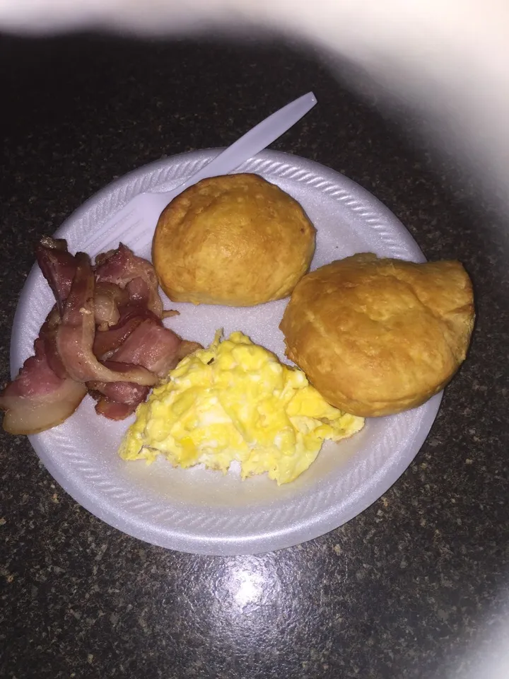 Morning breakfast scrambled eggs, buttermilk biscuits & bacon.|Richard Thompsonさん