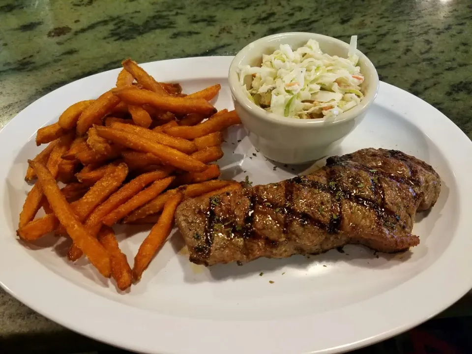 8oz New York strip paired with home made coleslaw and sweet potato fries!|Brandi Edwardsさん