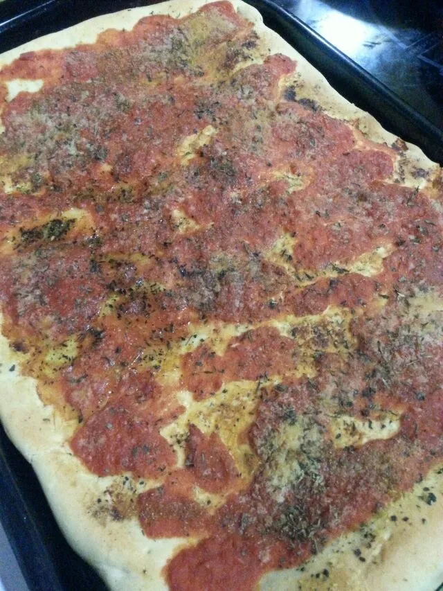 homemade bakery pizza.  dough, sauce, spices, and nutritional yeast.|Polly Gelfusoさん