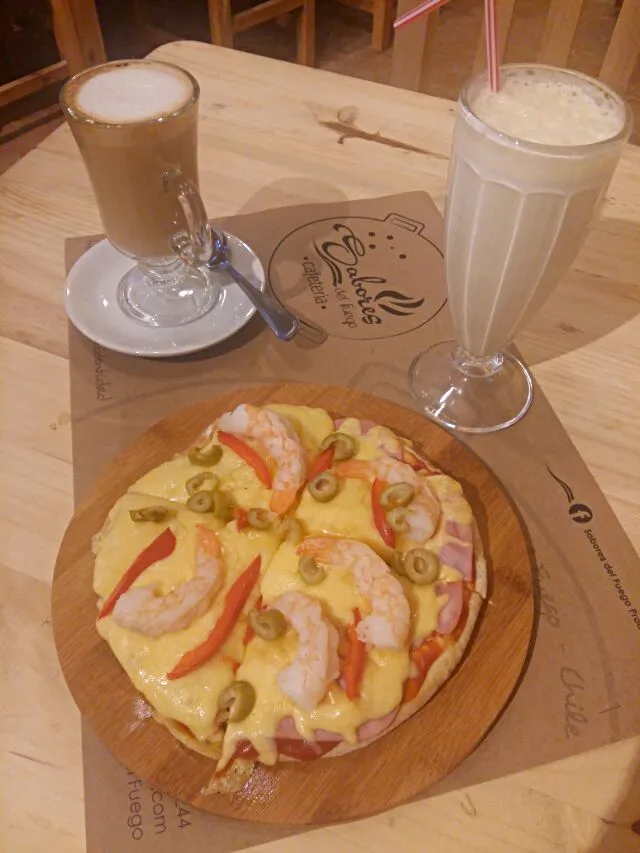 Capuchino y pizza|Alicia Perezさん