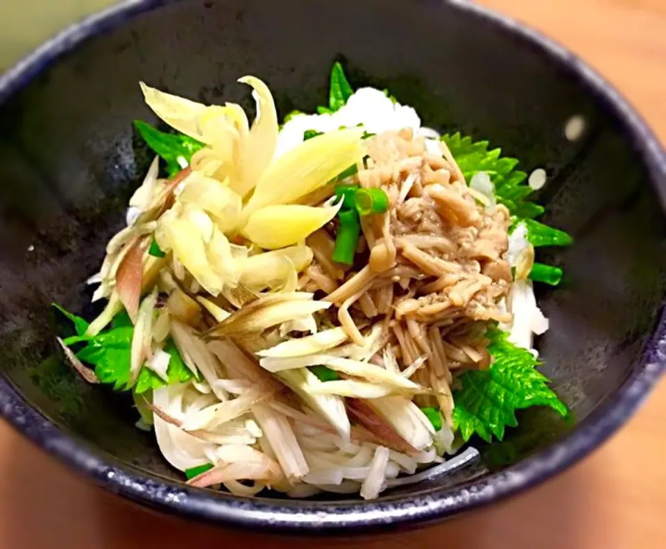 朝のぶっかけうどん！鬼おろし、自家製なめ茸、家庭菜園のミョウガ、青じそをトッピング！|Tomiko Muramatsuさん