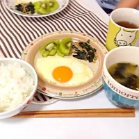 Snapdishの料理写真:目玉焼き・野菜のごま炒め・お味噌汁|小林礼奈さん