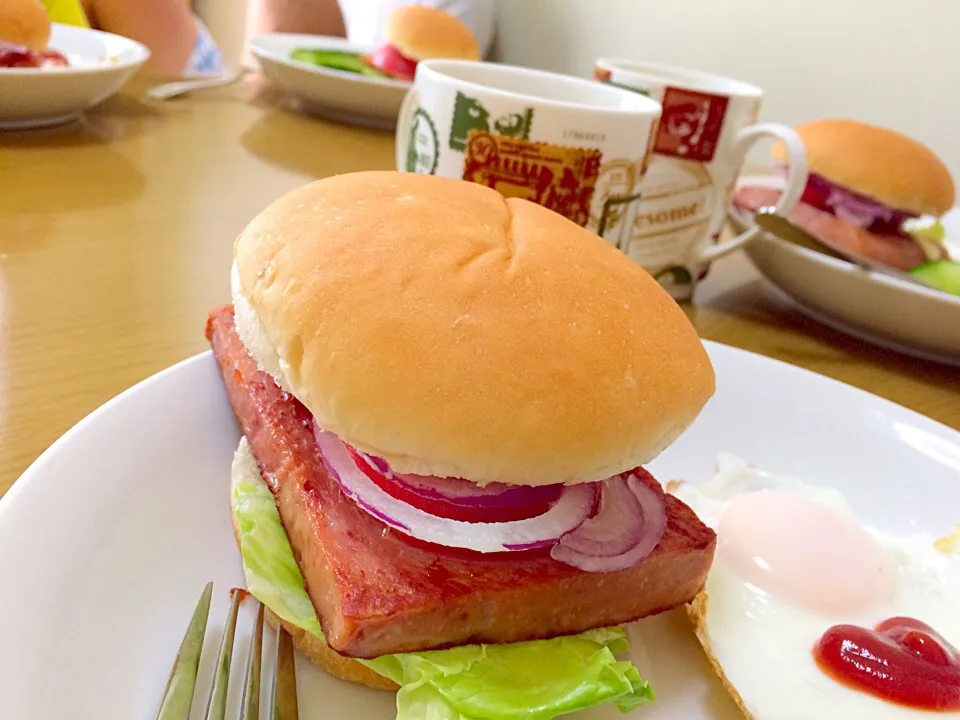 Snapdishの料理写真:肉のハナマサのミートとパンでハンバーガー|友美さん