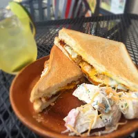 Texas Toasty w Grandma Lorraine's potato salad & Pine-Lime cocktail.|Samuel Naylorさん