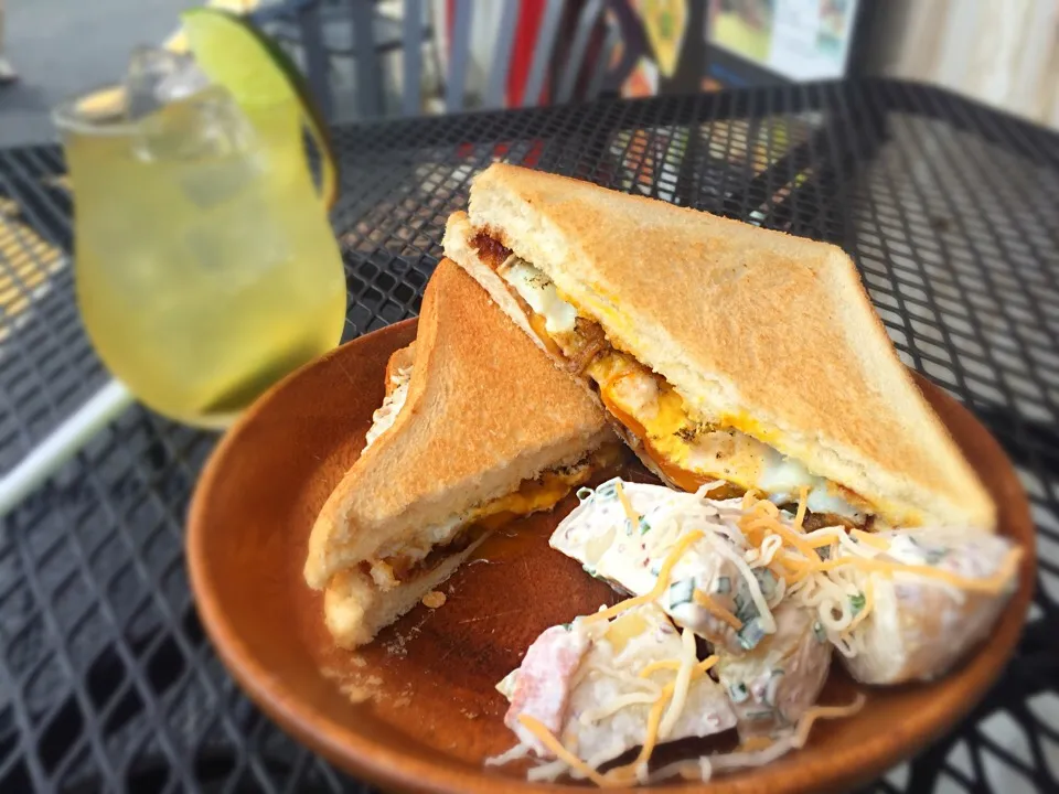 Texas Toasty w Grandma Lorraine's potato salad & Pine-Lime cocktail.|Samuel Naylorさん