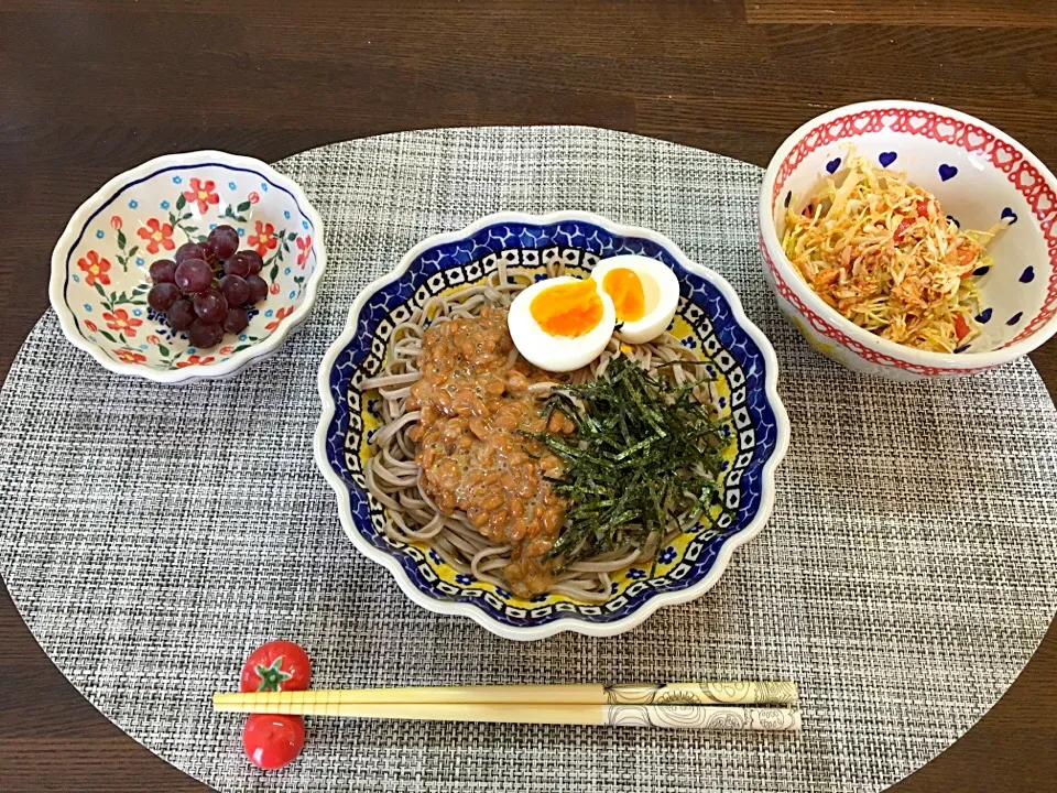 納豆蕎麦、キャベツとツナとトマトのチョレギサラダ、デラウェア🍇|にゅきさん