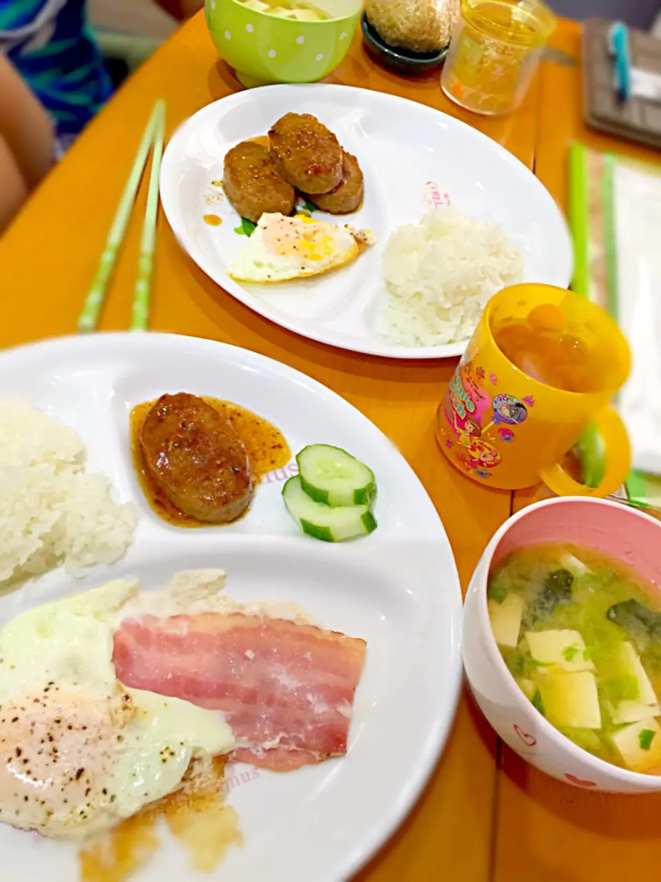 ベーコンエッグ  照り焼きハンバーグ  きゅうりの漬物  豆腐とキャベツわかめのお味噌汁|ch＊K*∀o(^^*)♪さん