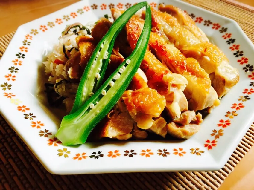 Snapdishの料理写真:チョッパー＆ホヌさんの料理 梅と香味野菜の混ぜご飯      鶏の塩焼きのせ〜✌(◔౪◔ )✌|じゅんけさん