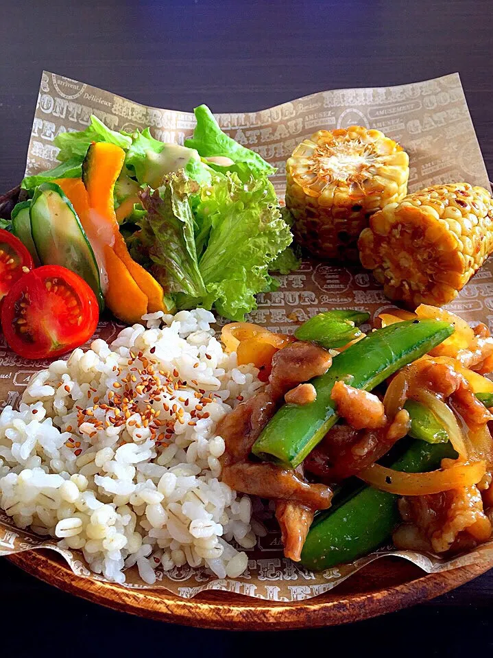 ⭐️スナップえんどうと豚肉のピリ辛炒め
⭐️焼きとうもろこし  バター醤油
⭐️野菜サラダ サウザンドレッシング|よっちぃさん