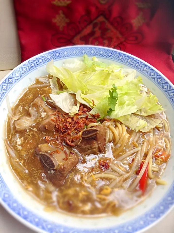 排骨ロウミー。骨付スペアリブの漢方スープをあんかけ麺にアレンジ。冷房で冷えた身体に沁みる美味しさ〜。|CHOOtaitaiさん