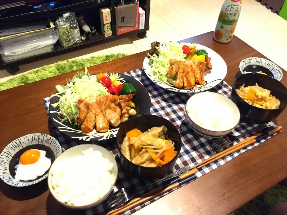 週末ごはーん♡トンテキ、温泉卵、パプリカとピーマンのソテー、かぼちゃとポテトのマヨネーズ焼き、千切りキャベツ、水餃子スープキムチ味|未来さん