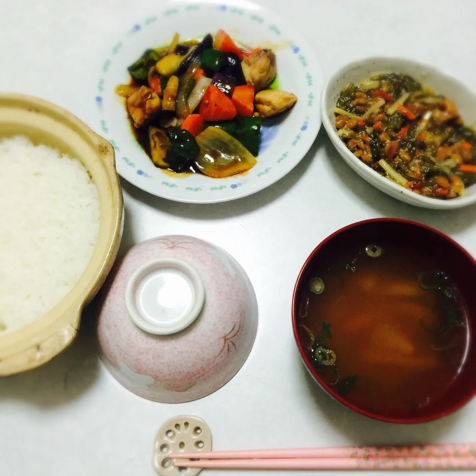 Snapdishの料理写真:✱鶏肉と野菜の黒酢あん炒め
✱玉ねぎととろろ昆布の味噌汁
✱子持ちめかぶ納豆
✱土鍋炊きご飯|みにゃんさん