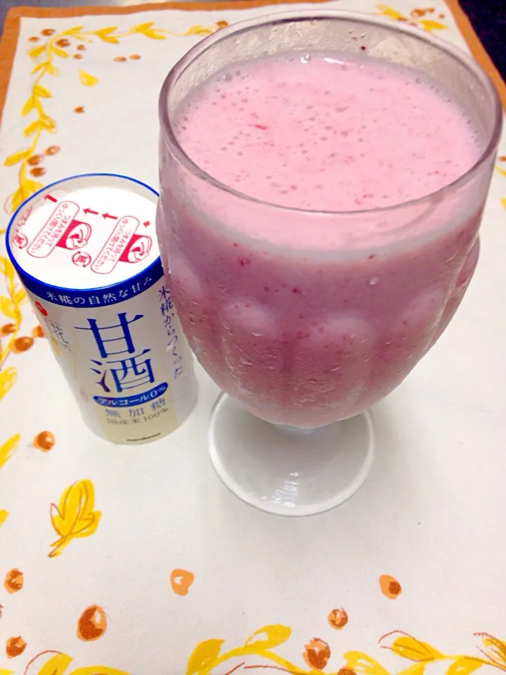 甘酒とイチゴのスムージー🍓冷凍イチゴで作ってみました😋シェイクみたいで美味しい〜|きゅうちゃんさん