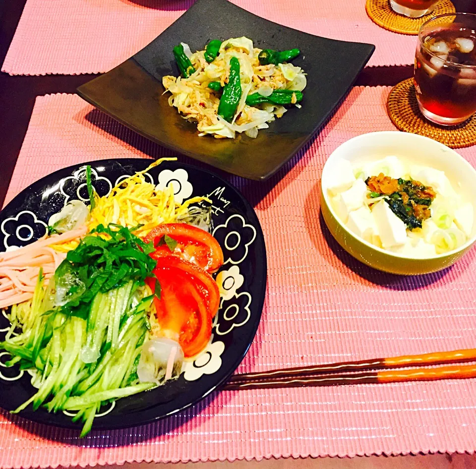 彼ごはん♡具だくさんで麺が見えない冷やし中華と梅しそごま油の冷奴！|みゆきさん