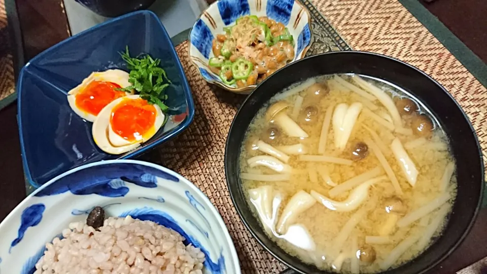 Snapdishの料理写真:煮玉子&納豆&シメジの味噌汁|まぐろさん