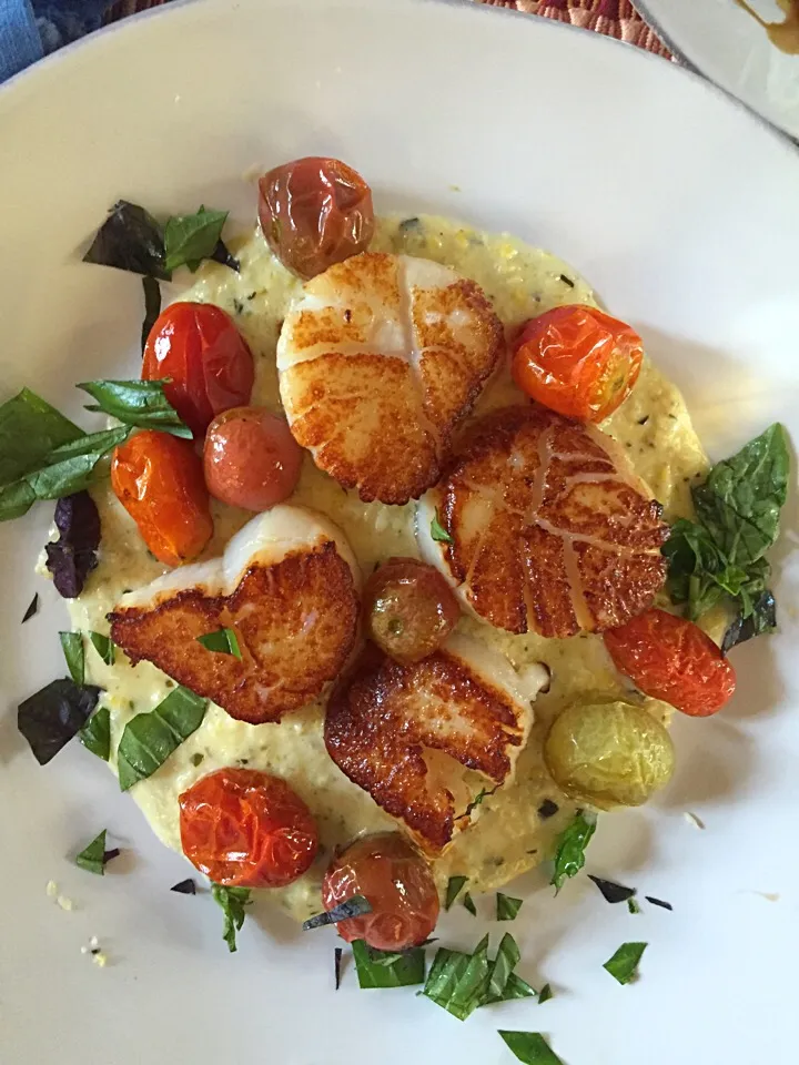 scallops, corn coulis, roasted tomatoes|Matthew Cashenさん