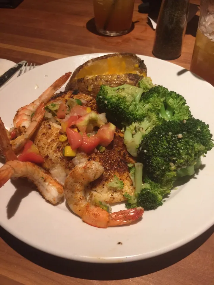 Grilled talapia and shrimp with mango salsa and seasoned broccoli.|Richard Thompsonさん