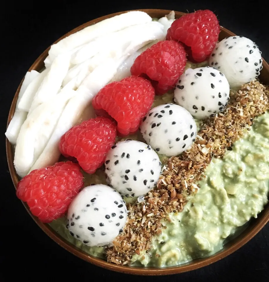 Matcha coconut oats with fresh coconut, raspberries, dragonfruit & flax-chia seeds blend|coxiella24さん