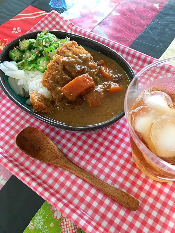 カツカレー  オクラと三年子花らっきょうのトッピング|プクママさん