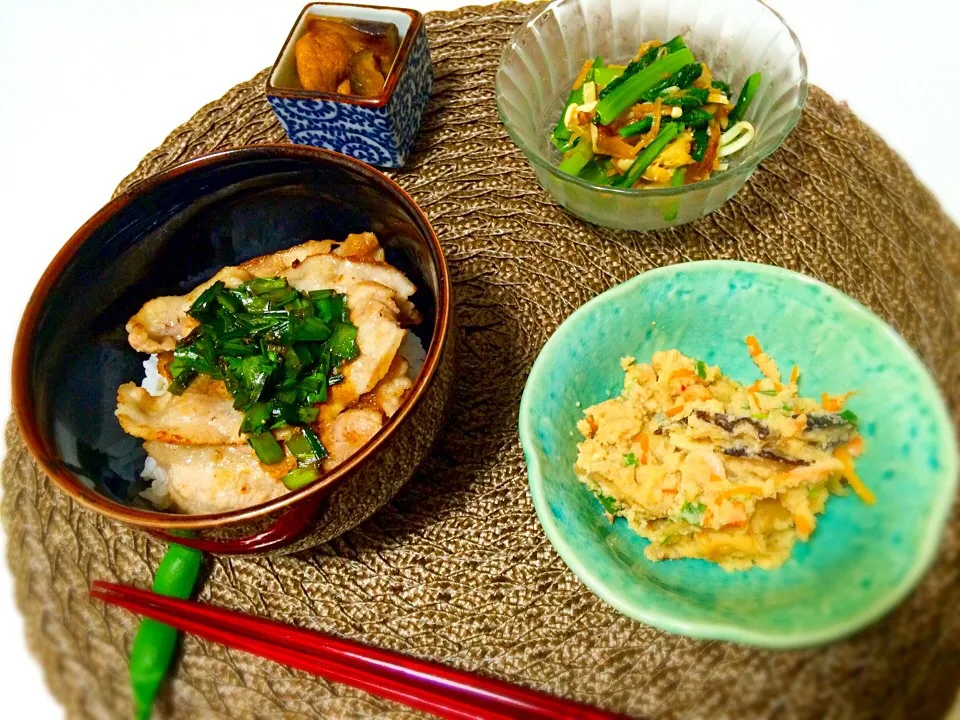 ひとりの夕ごはん＊ニラ醤油だれ焼肉丼＊卯の花＊小松菜えのきなめたけおかか和え＊なすとがんもの煮物|あやかさん