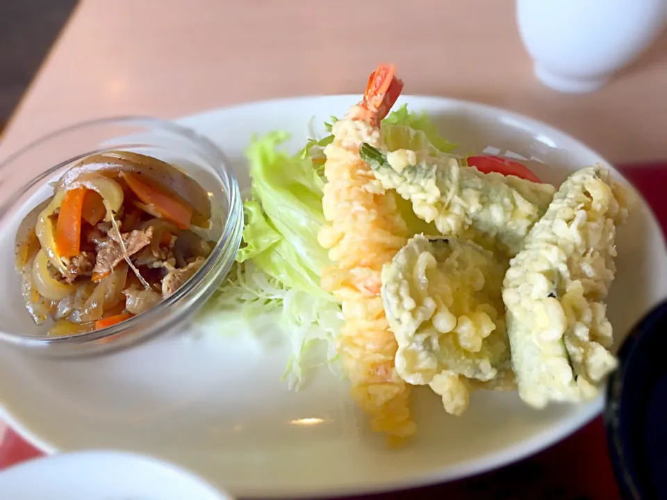 Snapdishの料理写真:エビと野菜の天ぷら盛り合わせと牛肉のすき焼き風|茶一郎さん