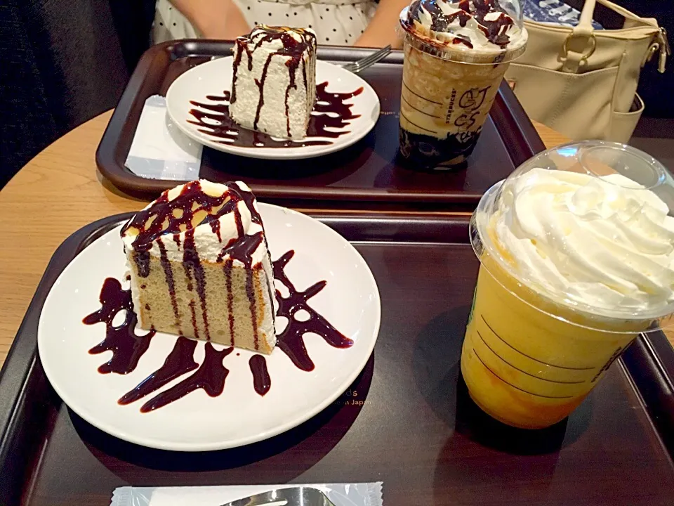 Snapdishの料理写真:スタバ
新作フラペチーノとバナナシフォンケーキチョコレートソース掛け|CHISATOさん