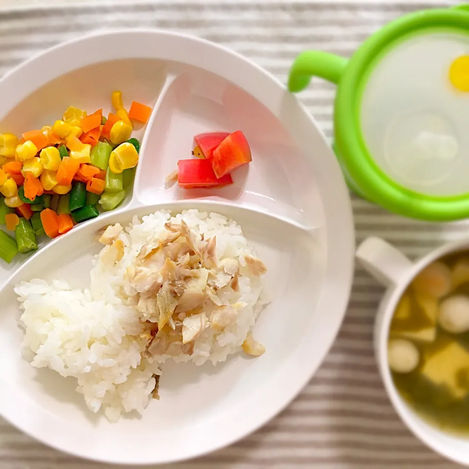 息子ご飯/ホッケご飯、トマト、野菜ミックス、味噌汁|にゃろめさん