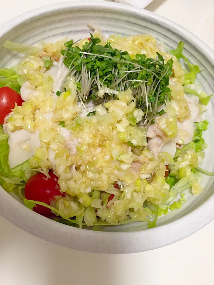 Snapdishの料理写真:冷しゃぶサラダうどん…ネギにんにくMAX(=ﾟωﾟ)ﾉ|コロ助さん