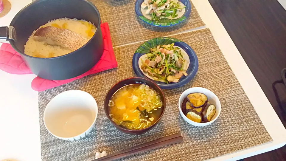 今日の夕食　鯛の白だし炊き込みご飯、豆苗の塩麹炒め、なすのめんつゆ、豆腐とわかめの味噌汁|pinknari🐰🌈さん