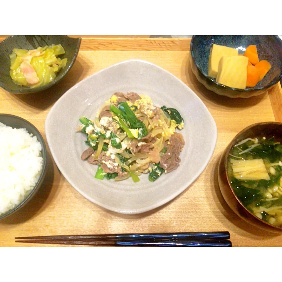 牛肉と小松菜の含め煮、キャベツとベーコンのさっぱり煮、高野豆腐の含め煮、味噌汁|つんさん