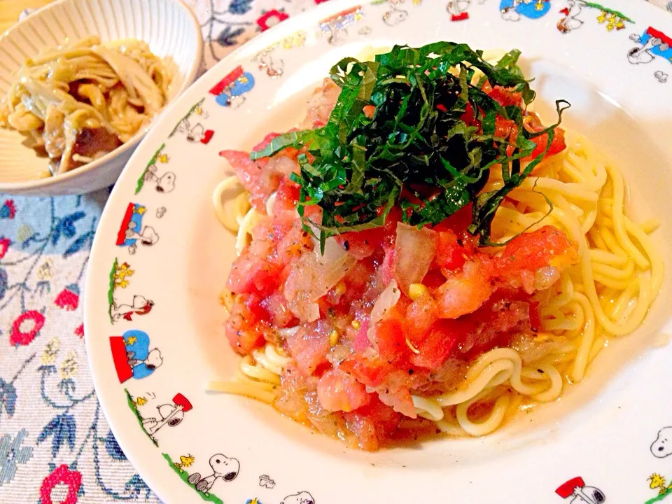 完熟トマトの冷製パスタとキノコのマリネ|ともえさん