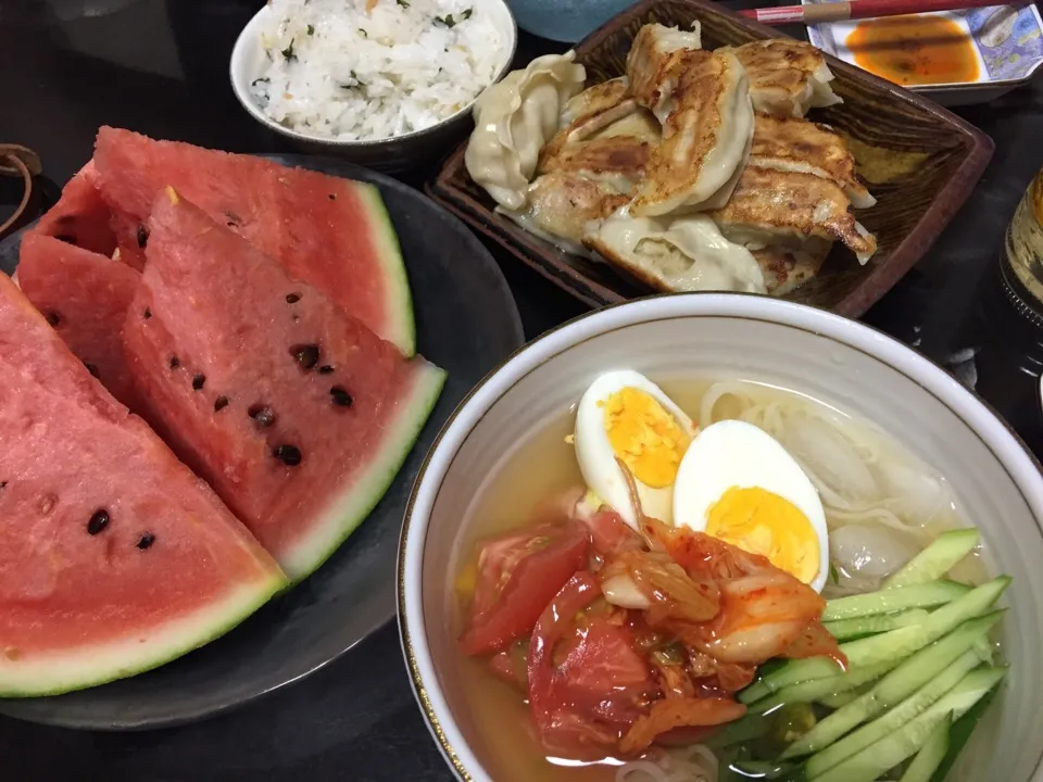 7月25日晩ご飯。冷麺、梅ご飯、コストコの餃子、🍉。|あやさん