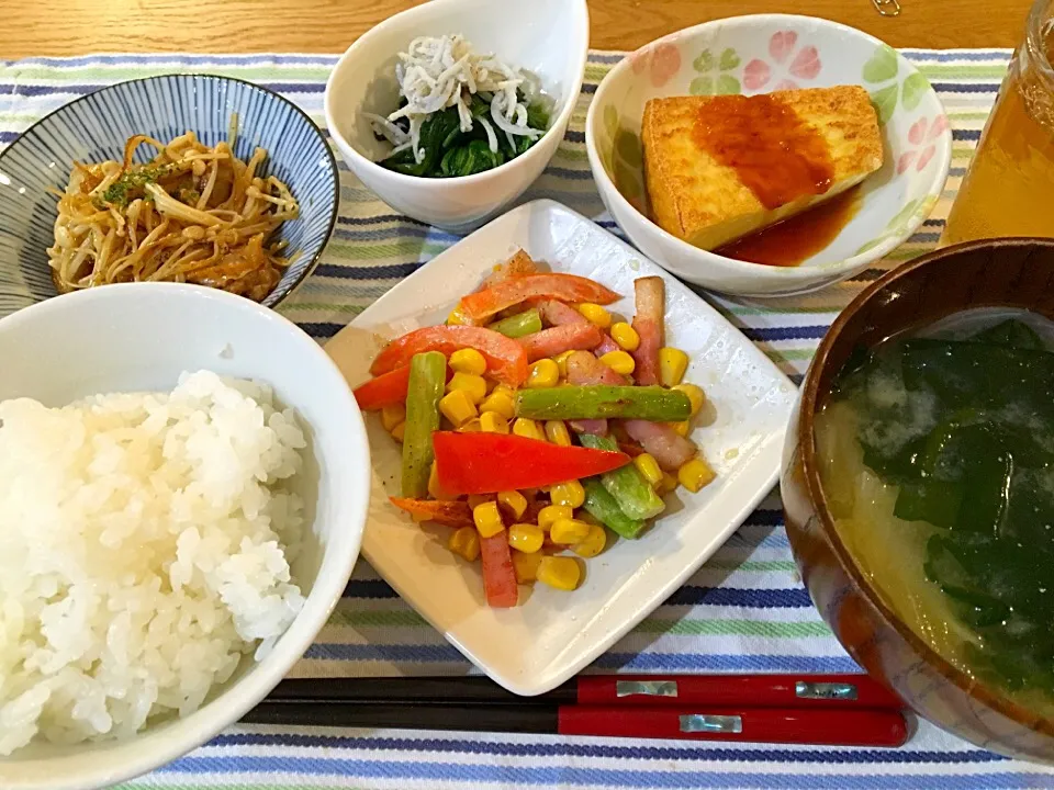 ＊彩り野菜とベーコンのマヨ炒め
＊帆立とエノキのレモンバター焼き
＊ほうれん草しらす和え
＊味噌ダレの厚揚げステーキ
＊キャベツと人参と玉葱とワカメの味噌汁|モケモケさん