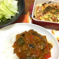 Snapdishの料理写真:夏野菜カレーとハムとじゃがいものチーズパン粉焼き|あきらさん