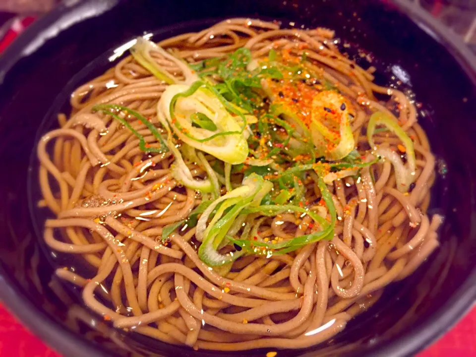 大阪駅の掛け蕎麦は…ものすごくシンプルなのですわね😑でも、ダシが好みの濃さなので許そう🍜|にゃあ（芸名）さん