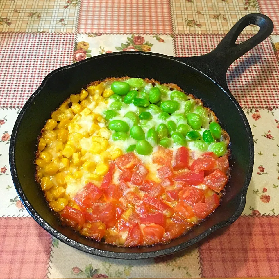 ロッジのスキレットde枝豆・コーン・トマトのパリパリチーズ🍳|＊ゆみしぼり＊さん